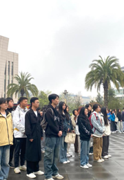 国旗下的思政课|社会学院举行“向国旗敬礼”升旗仪式