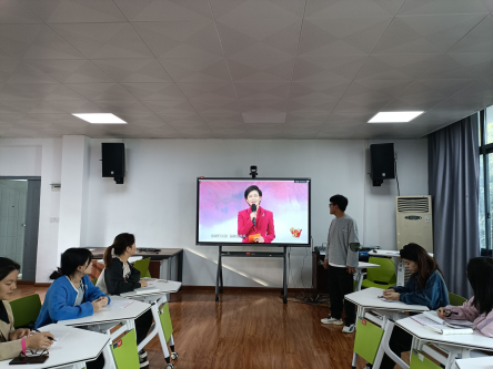 第十八期发展对象培训班社会学院小组开展了集中观看《榜样7》交流讨论活动