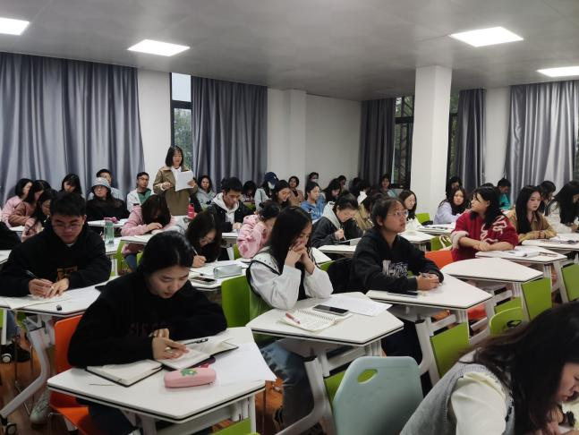 社会学院第65期入党积极分子培训班开展第二次小组讨论会