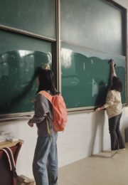 第十八期发展对象培训班社会学院小组开展志愿服务活动，为学院环境增添美丽