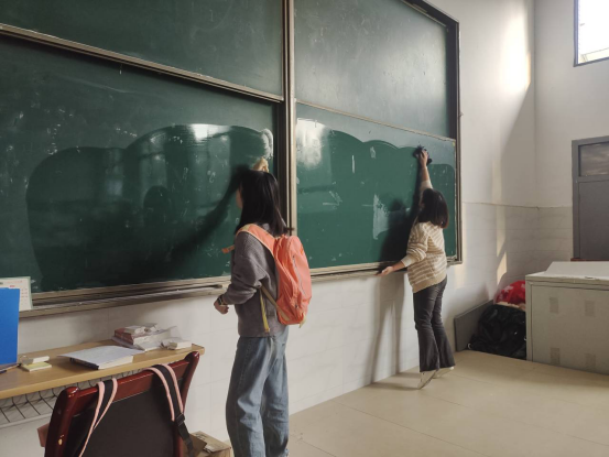 第十八期发展对象培训班社会学院小组开展志愿服务活动，为学院环境增添美丽
