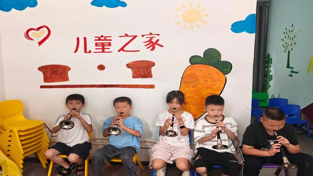 培训班学员在儿童之家练习唢呐